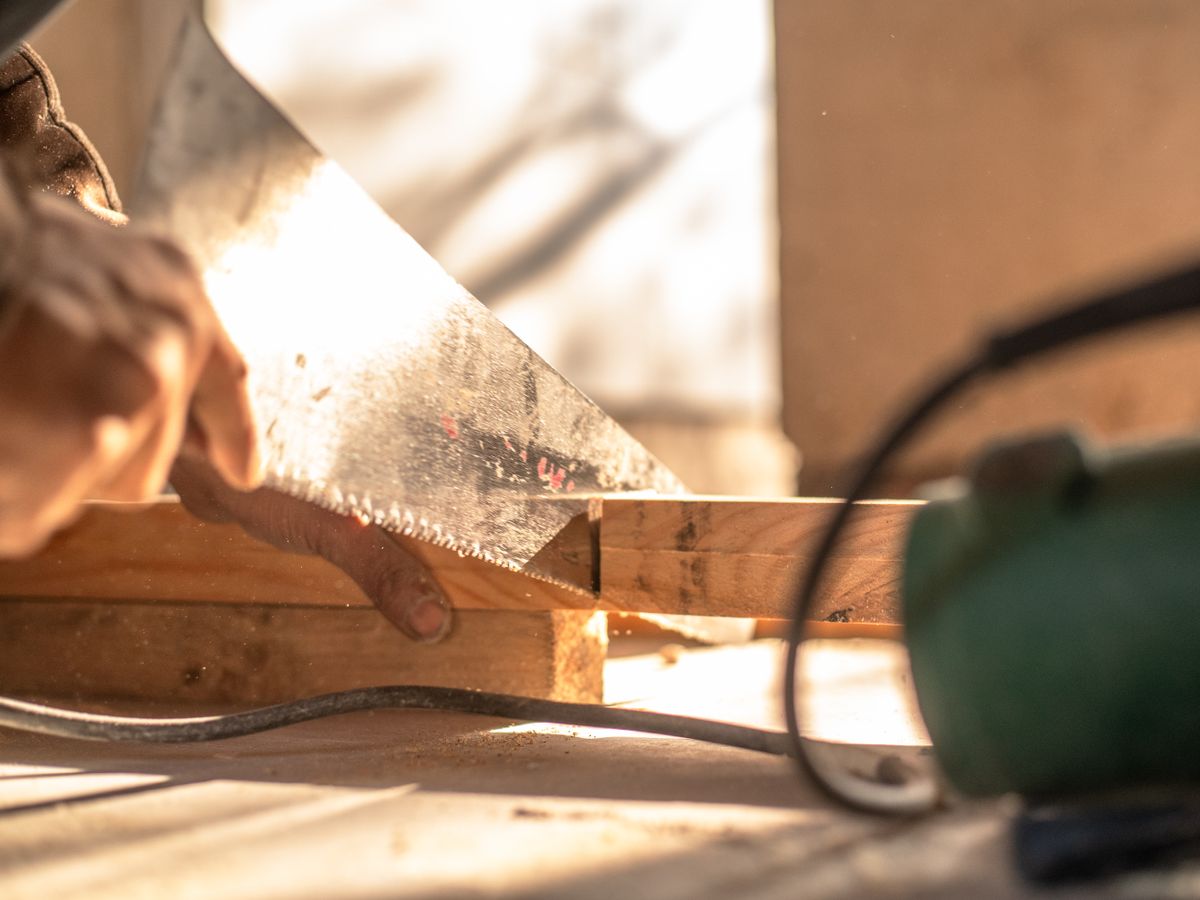 木材を工具で加工する職人の手元